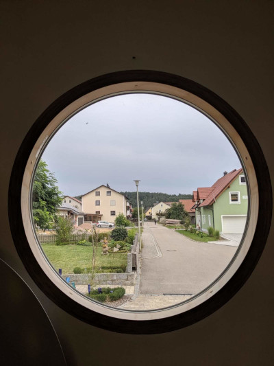Blick aus dem runden Fenster