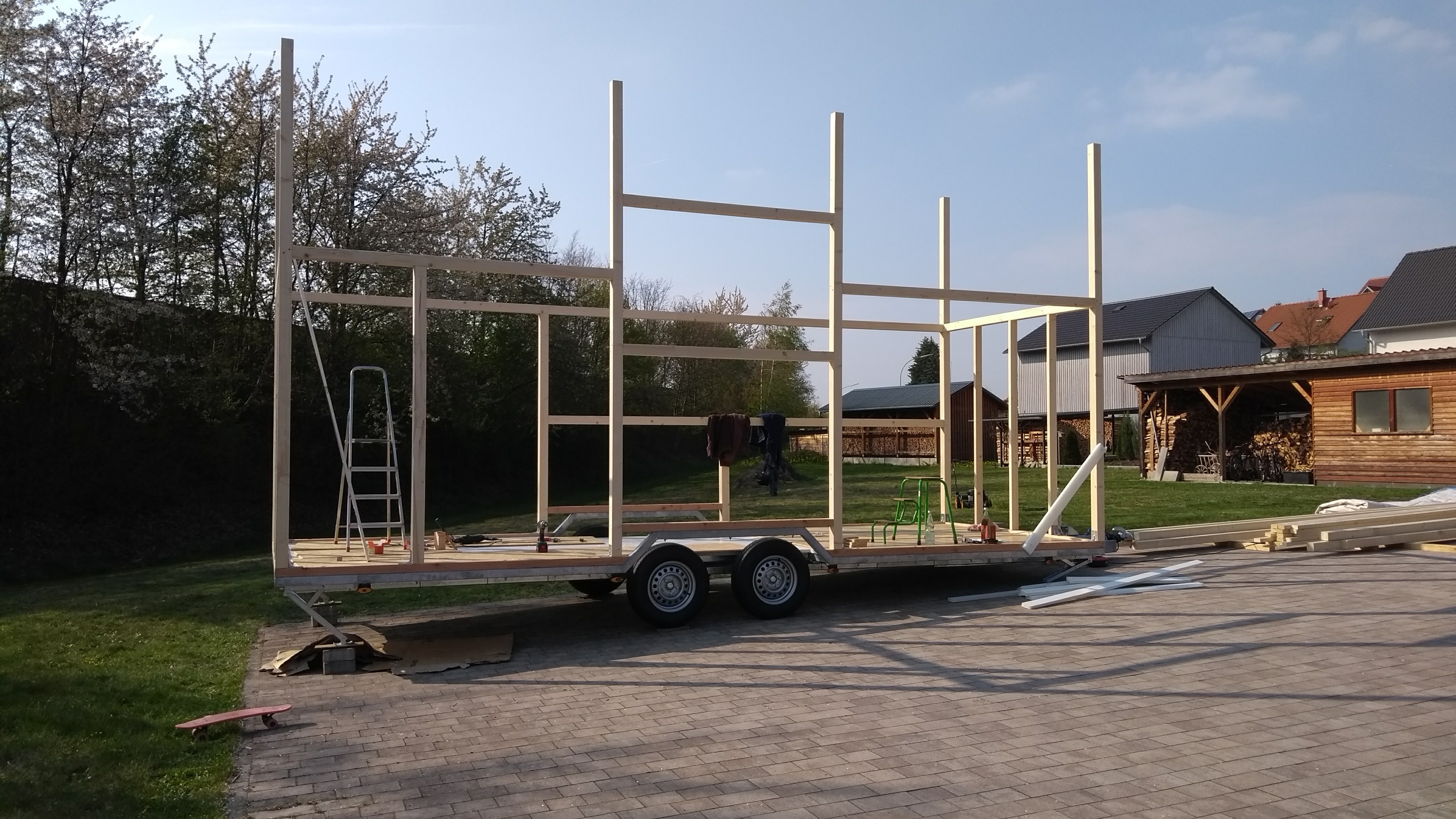 Der Anhänger mit ersten Ansätzen des Holzaufbaus